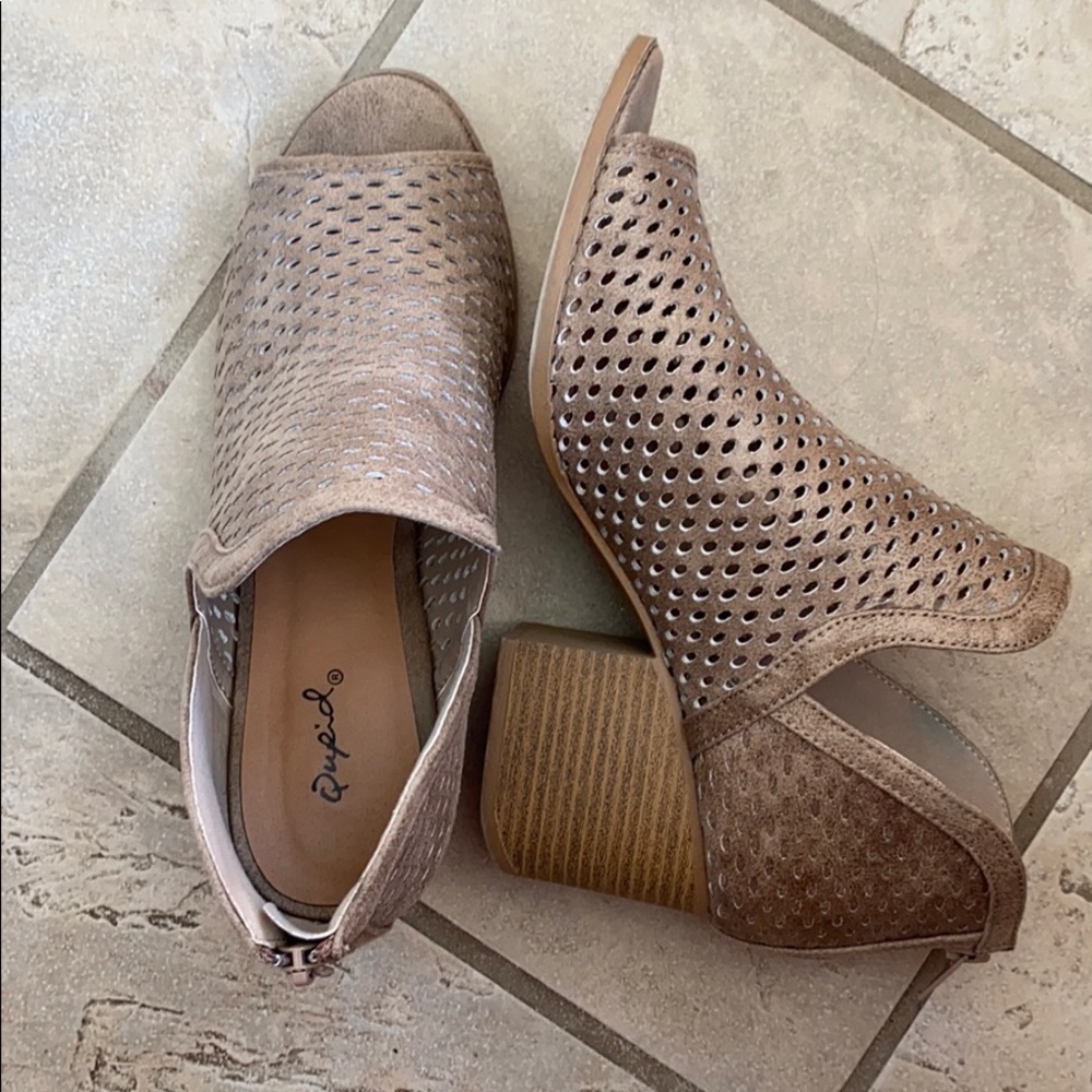 Qupid size 9 brown open toed booties